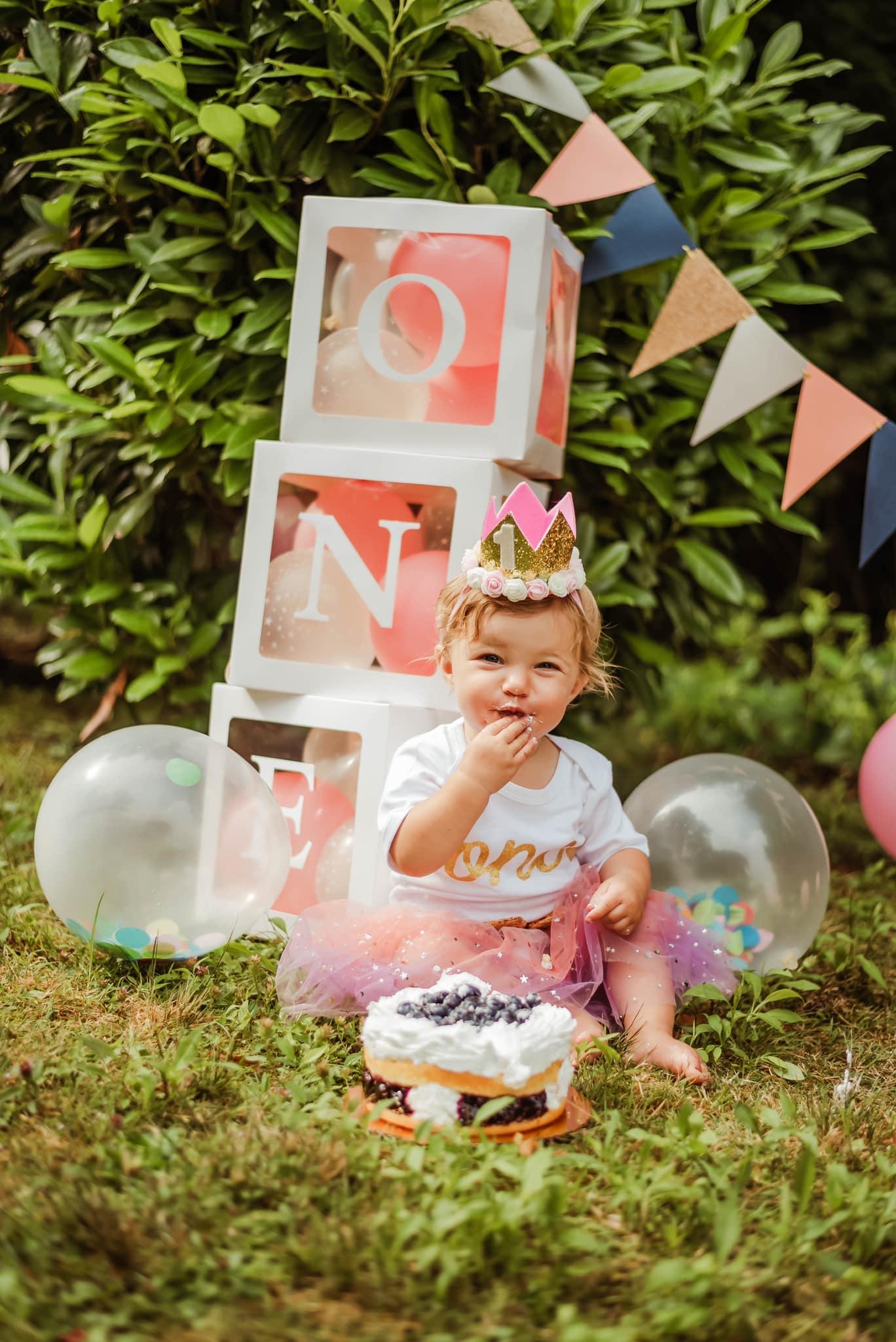 Cake smash moment